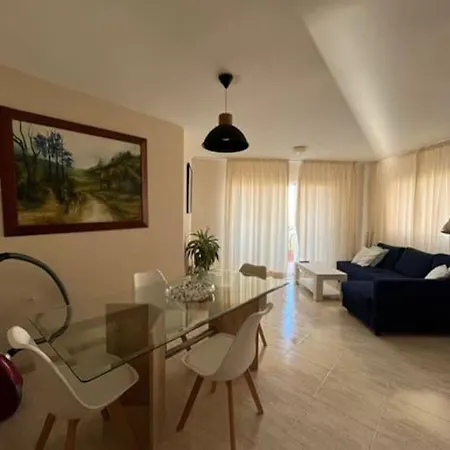 With Pool And Garage * إل كامبيلو