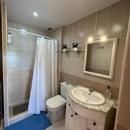 With Pool And Garage شقة